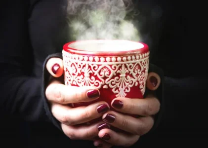 6 băuturi calde și confortabile pentru a vă ajuta să dormiți mai bine în această iarnă