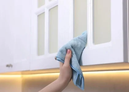 Cum să păstrați partea de sus a dulapurilor de bucătărie curată: secretele curățătorilor profesioniști