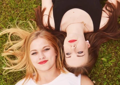 Când este timpul să îți iei adio: 13 semne că prietenia ta a murit