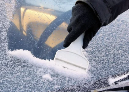 Cum să dezghețați și să îndepărtați gheața și zăpada din mașină: 5 DIY-uri ingenioase pe timp de iarnă
