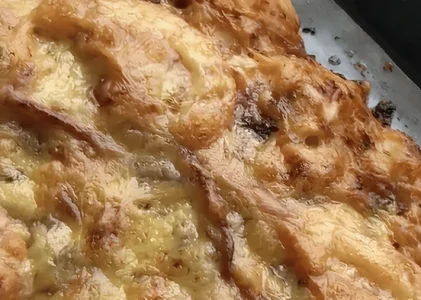 Cum să faci pizza din găluște – un truc culinar care salvează cina