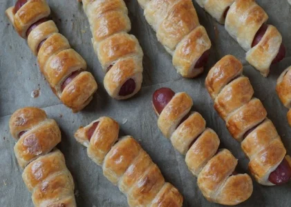 Cum să gătești cârnați în patiserie pufoasă în cuptor