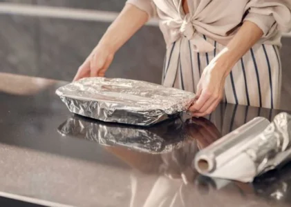 Nu folosiți folie de aluminiu atunci când gătiți aceste mâncăruri: iată de ce