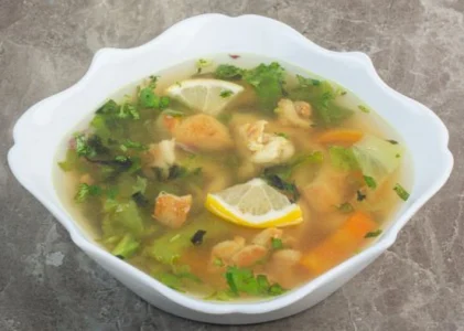 O rețetă de supă cremoasă de pește cu somon care impresionează prin aromă de la prima lingură