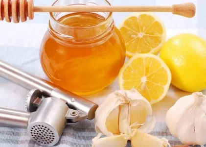 Proprietățile utile ale usturoiului și mierii – care este puterea lor pentru imunitate și sănătatea inimii