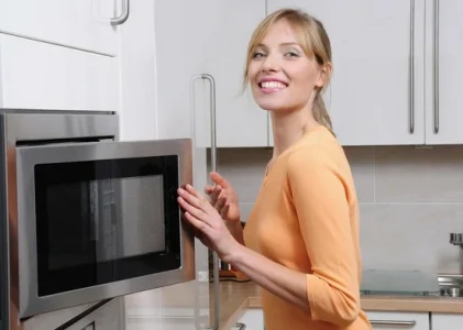 Trei minute – și grăsimea învechită din cuptorul cu microunde se va dizolva de la sine: ce trebuie să faceți